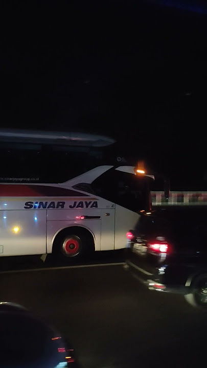 Bus PO Sinar Jaya Melambat Imbas Kemacetan Jalan Tol Cikampek Menuju Ke Timur