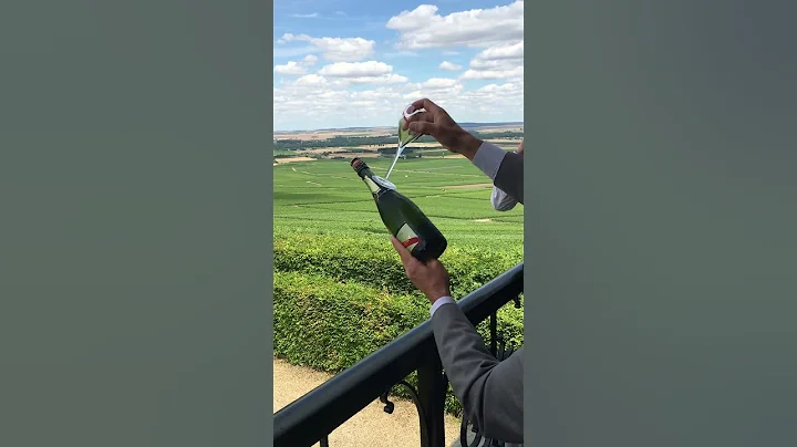 Sabrer le champagne avec une flute - DayDayNews