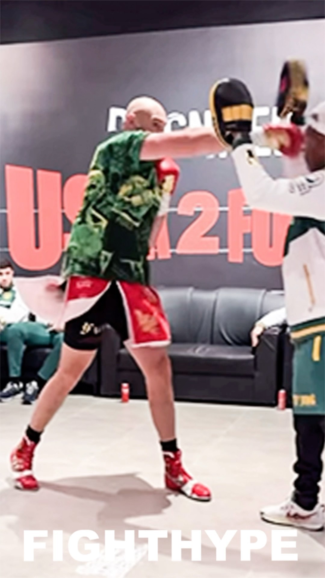 Tyson Fury WARMS UP to KNOCK OUT Usyk MOMENTS BEFORE REMATCH