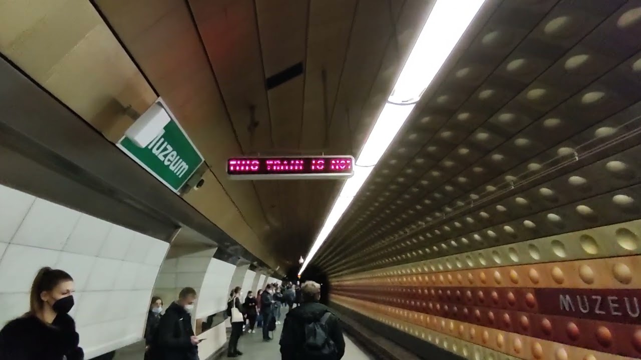 Průjezd 81-71M ve Stanici Muzeum -A-