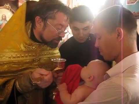 Причащение детей. Причастие после крещения. Причащение после крещения. Причащение маленьких детей. Причастие таинство младенцы.