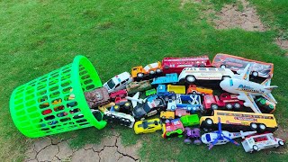 Menemukan Mainan Mobil-mobilan, Mobil Truk Pasir, Mobil Truk Tangki, Mobil Polisi, Excavator, Tayo