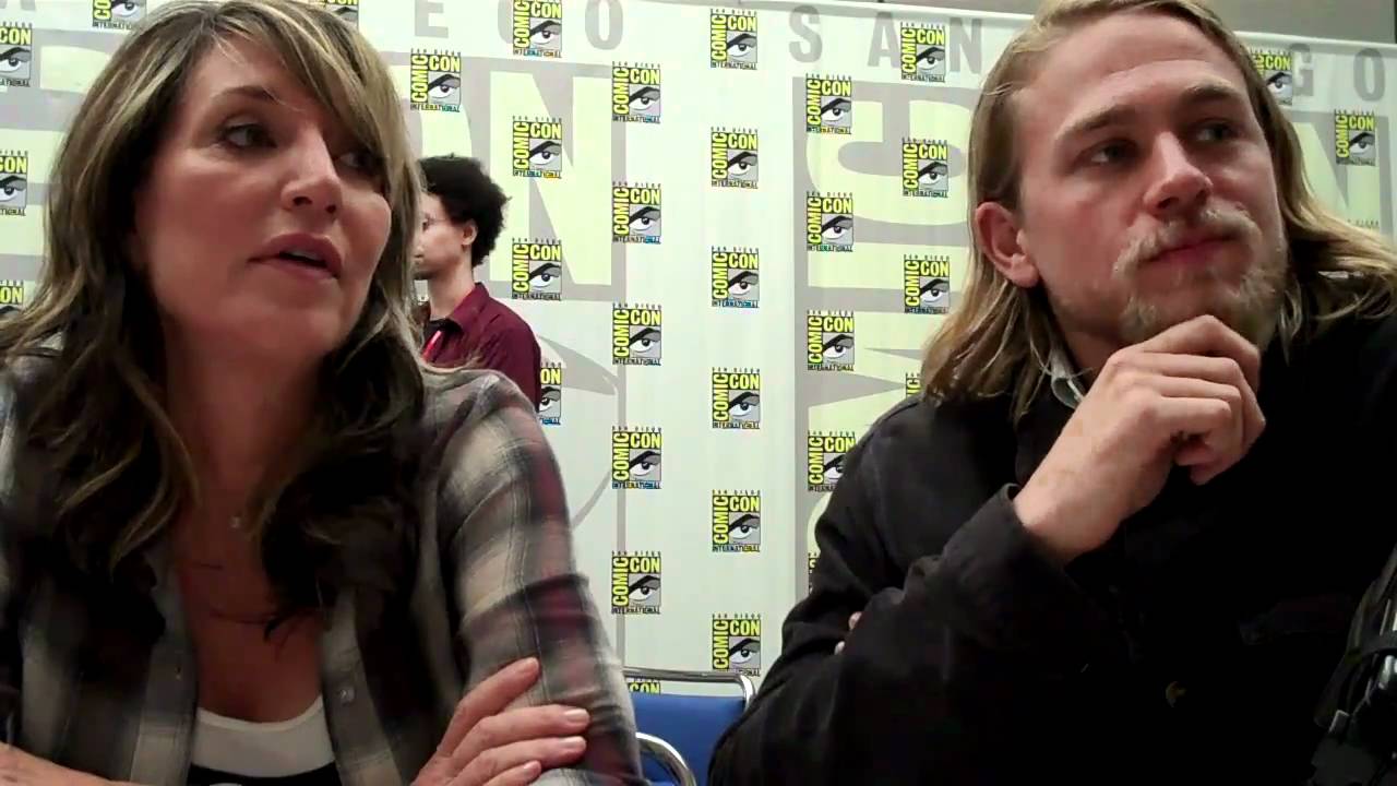 Katey Sagal & Charlie Hunnam Talk Sons of Anarchy S.3 - TVaholic.com at Comic-Con 2010