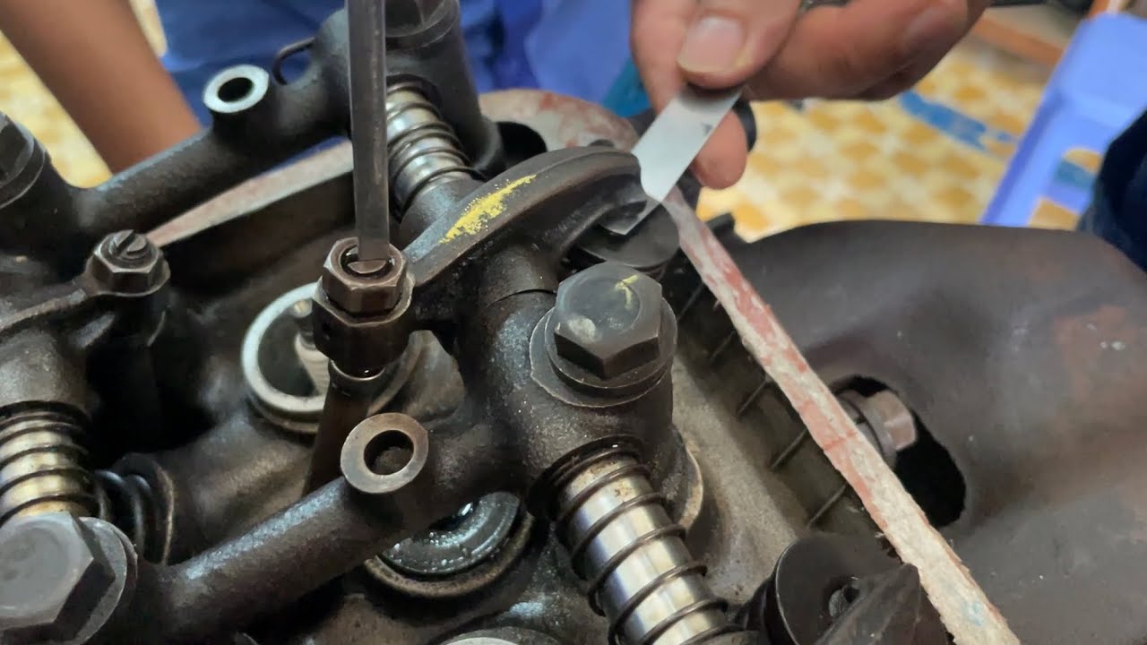 Chỉnh khe hở nhiệt xú-páp động cơ 4 xylanh xài vít hiệu chỉnh