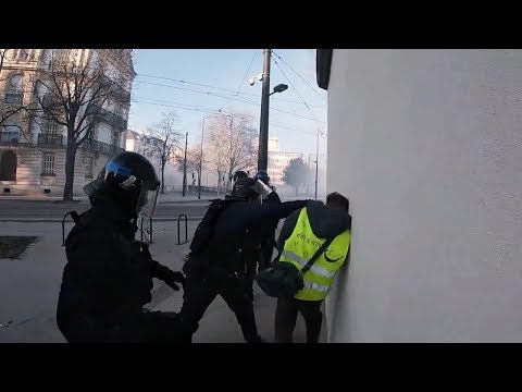 petite bavure policière au calme sur gilet jaune 