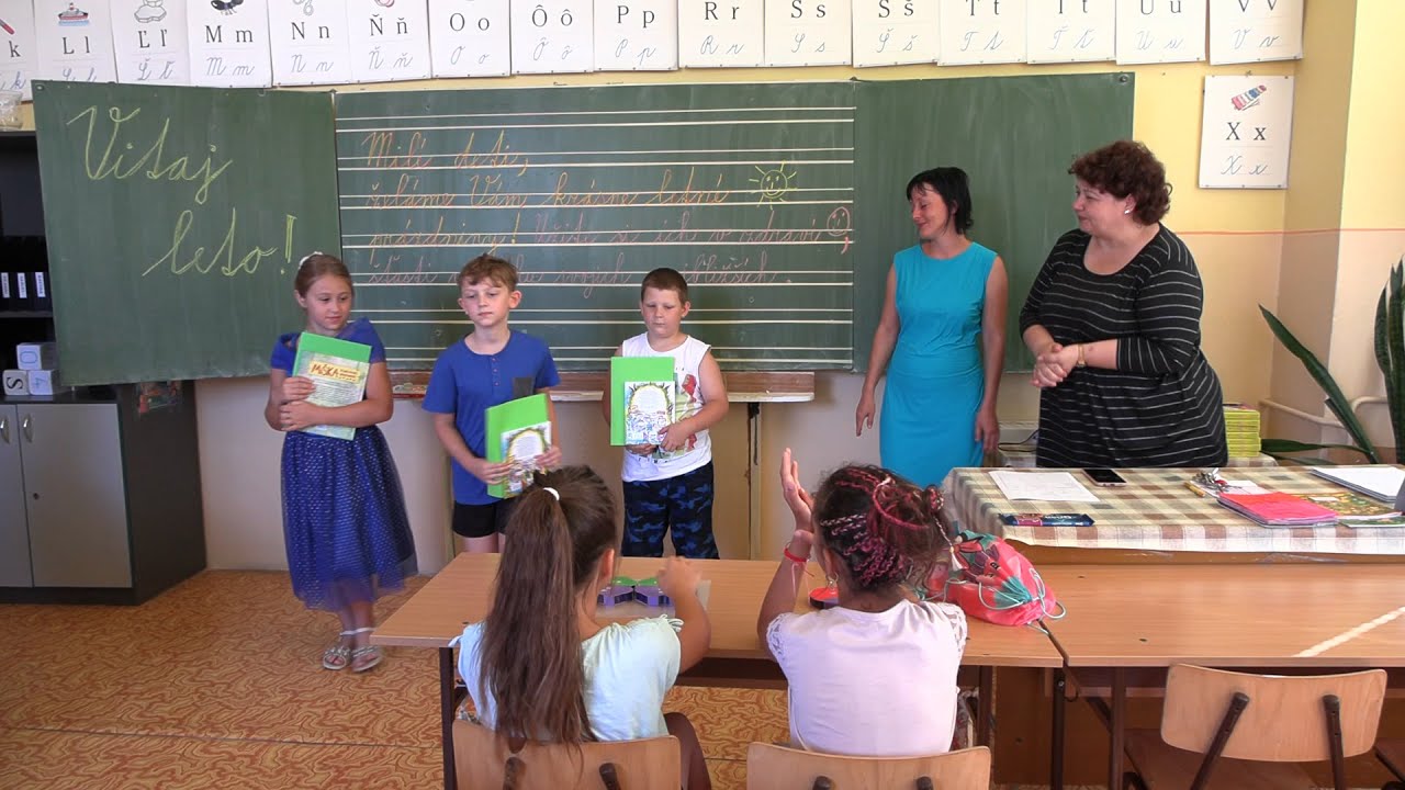 Za chrbtom je školská brána