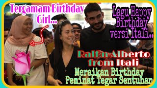 Ralf n Alberto dari Itali buat kejutan nyanyi lagu Happy Birthday utk peminat  Bob dari Kelantan..