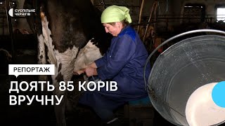На фермі у селі на Городнянщині дві доярки вручну та без світла доять 85 корів щодня