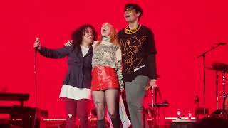 Paramore - Misery Business (Ft. 2 fans on stage) (Corona Capital 2022 CDMX)
