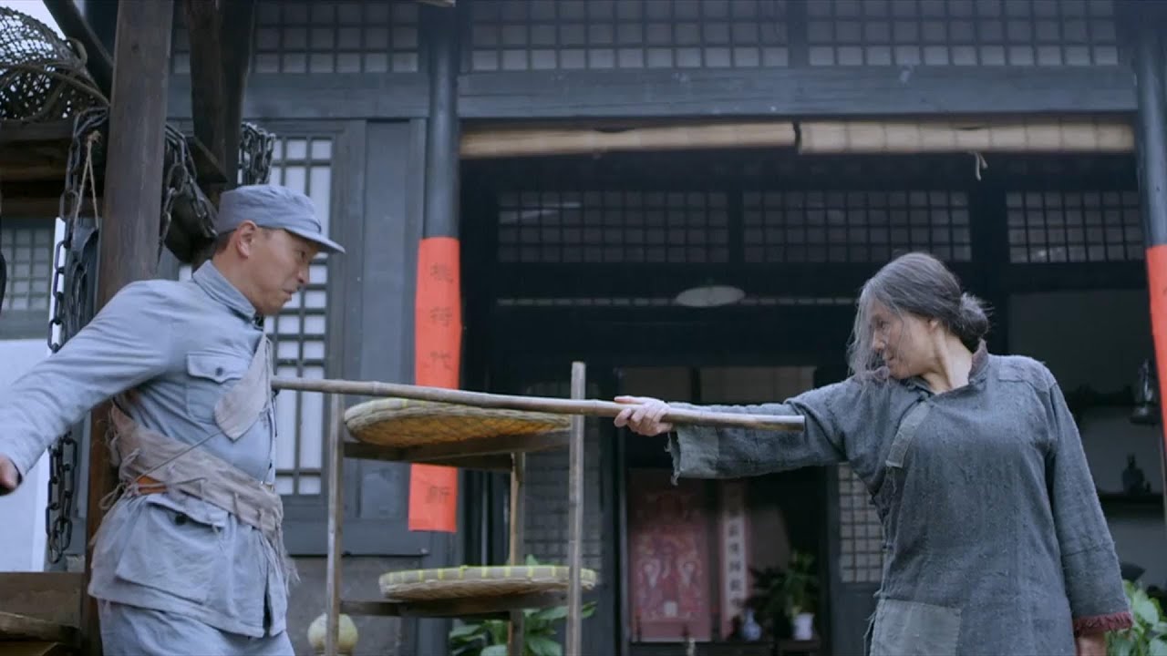 The old lady turned out to be a master of Kung Fu, she beat 5 people to  death with a stick - YouTube