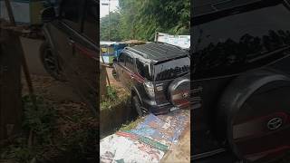 Mobil masuk got di BKT, semoga dimudahkan buat ibu yang punya mobil