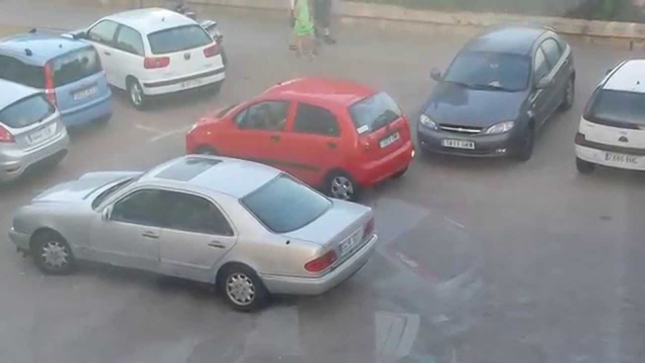 Junge Frau parkt auf Mallorca aus