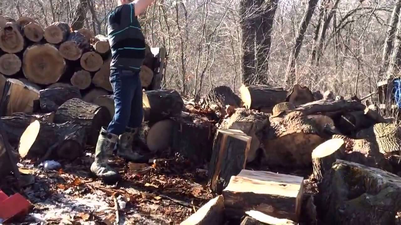 Топор-колун Fiskars X27 в работе