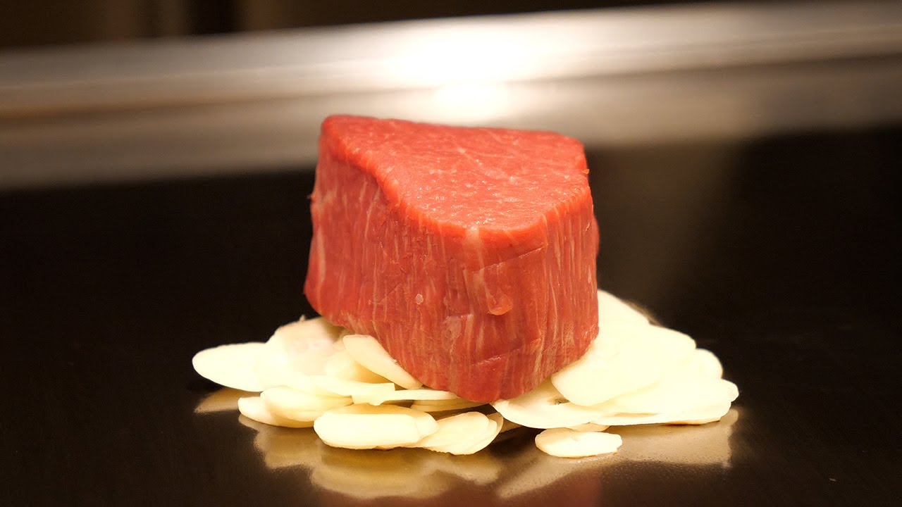 Наслаждайтесь тщательно отобранным стейком из говядины Куроге Вагью и сезонными блюдами Киото.