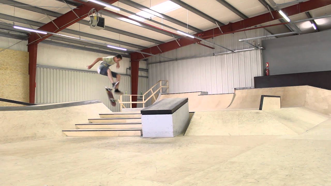 Skateboarding @ Aalst Flesh And Bones skatepark