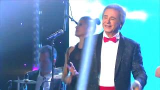 اجرای آهنگ دنیا وفا نداره عارف در برنامه ویژه نوروز ۱۳۹۸ بی‌بی‌سی