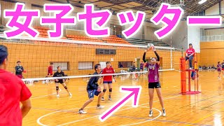 (Volleyball match) A female setter who keeps the enemy's blocks at bay
