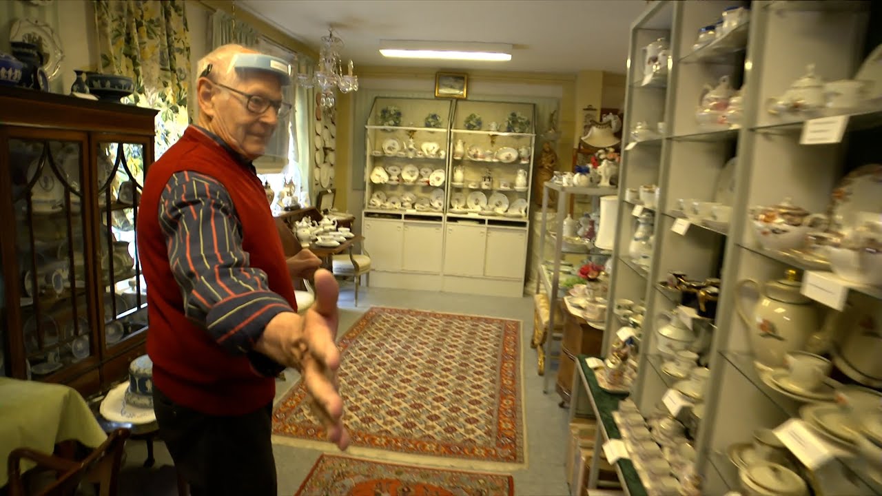 Peder er storsamler - og kan dække op med 330 kaffestel