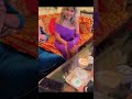 فرحة سوسن بدر برؤية صورتها من الذهب على العصير