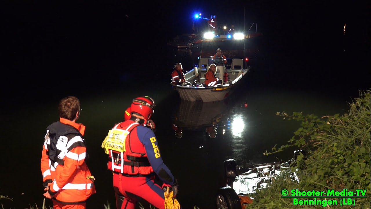 PKW fährt in Neckar | [INSASSEN WURDEN DURCH TAUCHER DER DLRG GERETTET bzw. AM ENDE GEBORGEN] [E]