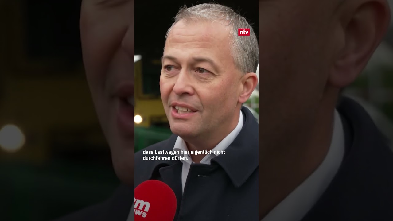 Lkw rangiert ewig auf Bahnübergang - aber schafft es nicht | 