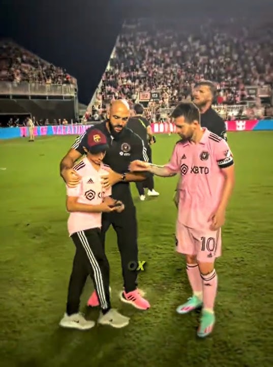 Messi's New Bodyguard 🤯