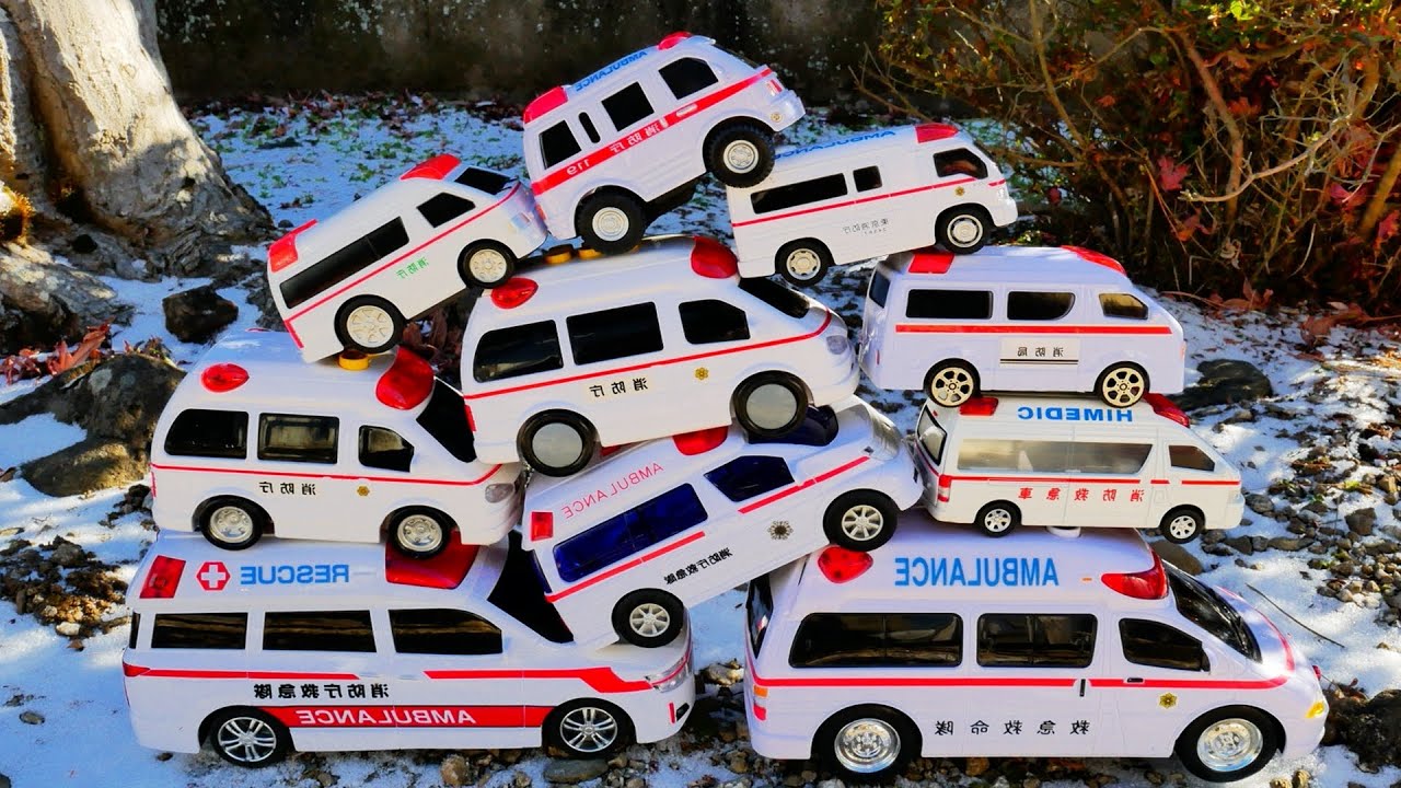 救急車のミニカーを雪の積もった日本の庭で探す Finding Various