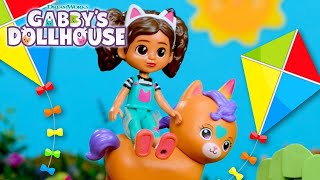 RUNAWAY KITE! Gabby's Windy Day at the Dollhouse | GABBY'S DOLLHOUSE TOY PLAY ADVENTURES Resimi