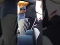 Une petite gentillesse entre femmes dans le bus.