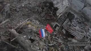 ❗ Над крайней точкой Марьинки танкисты ЮВО подняли флаг России и Знамя Победы!