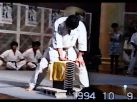 【激レア映像】⑤ 極真空手 松井章圭極真会館館長 寸勁による瓦15枚割りパート2 福島 スパ・リゾート・ハワイアンズ KIYOKUSHIN KARATE