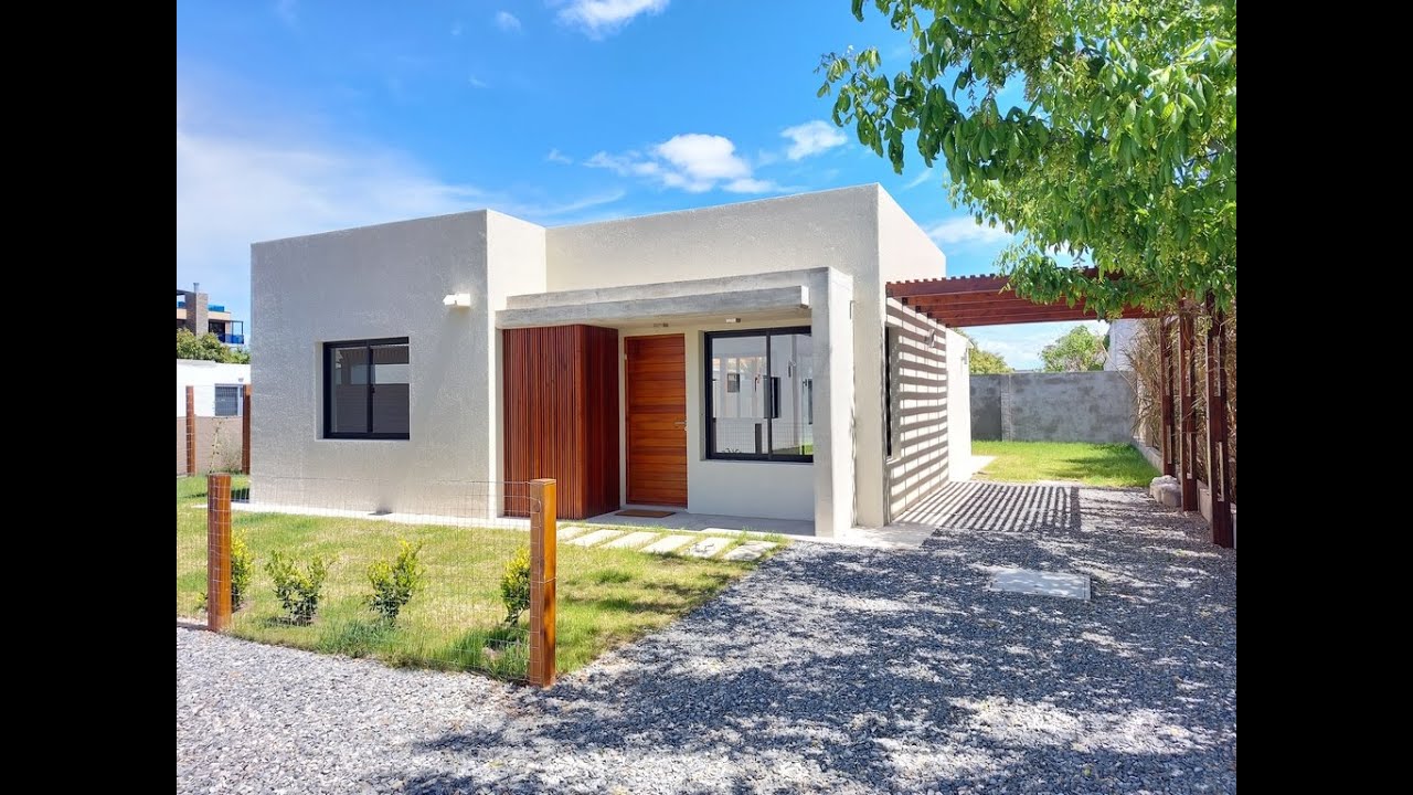 Piriápolis, Centro. Casa a estrenar en venta. 2 dormitorios, 2 baños. A 3 cuadras de la playa.