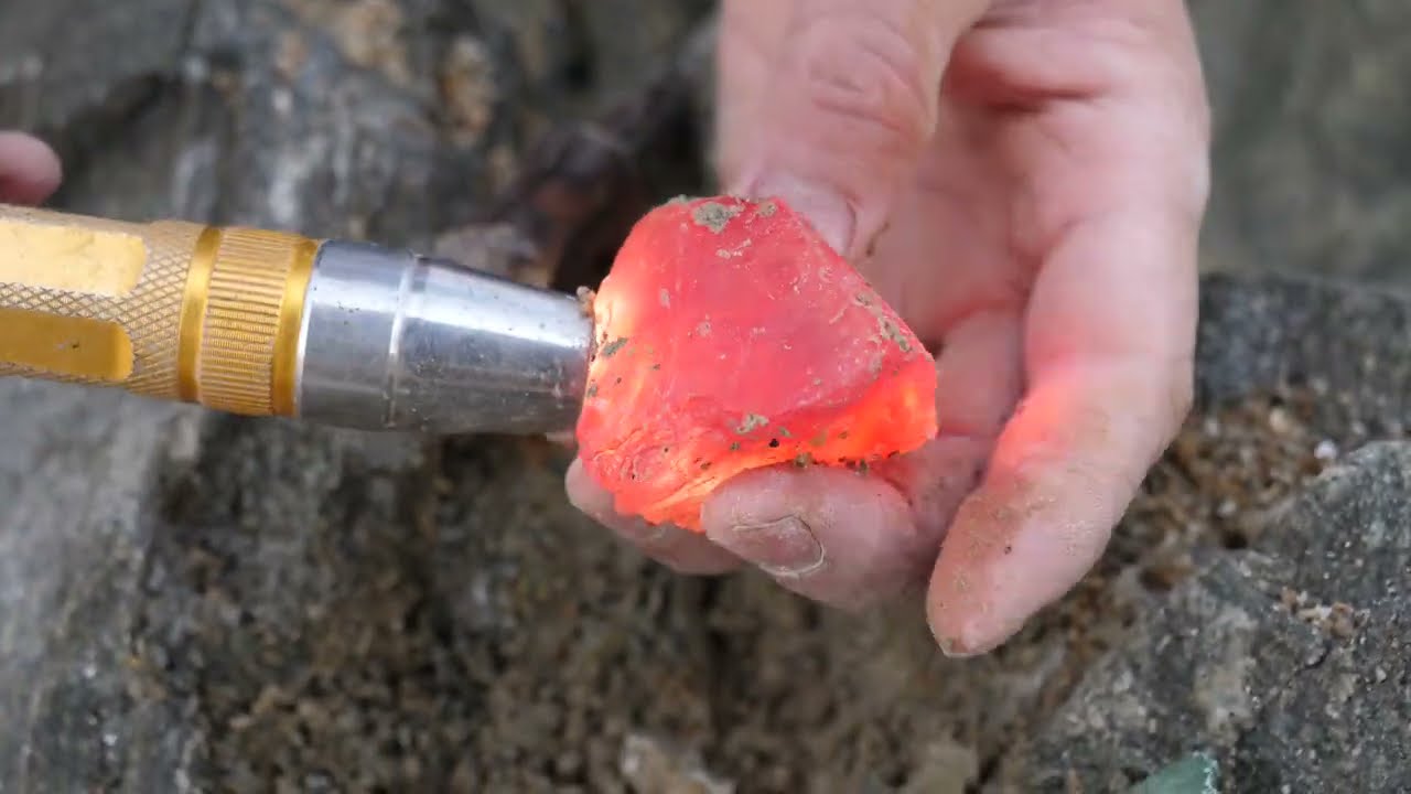 Удивительные кристаллы бирюзы, аметиста и голубого цвета образуются в скалистой местности у моря.