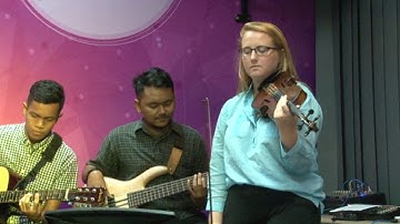 Minah salleh Amerika main lagu tradisional - Selendang Mak Inang