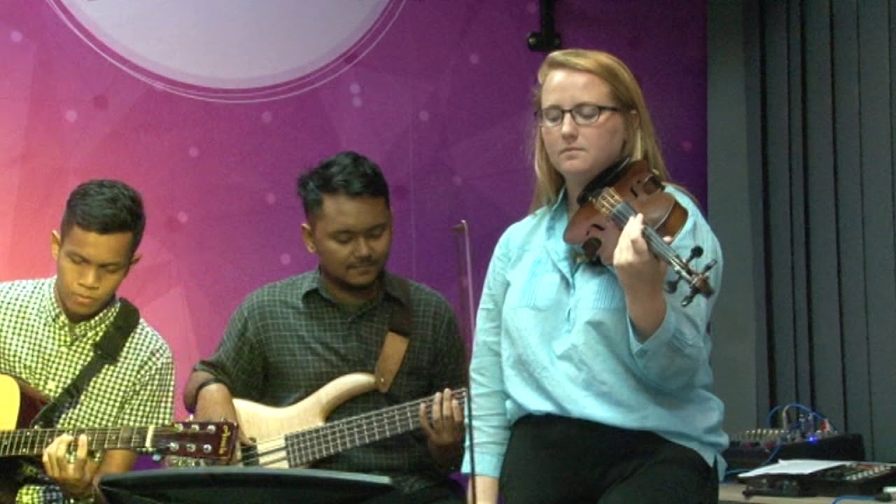 Minah salleh Amerika main lagu tradisional - Selendang Mak Inang
