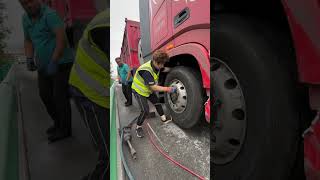 Repairing a Truck Tire , トラックのタイヤ修理技術