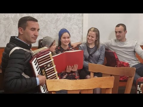 видео: Чому пісня замовкла(Співають Тато з дочками + молода сім'я Місіонерів)