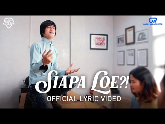 SIAPA LOE?! - AKUSTIK KOTA TUA | OFFICIAL LYRIC VIDEO class=