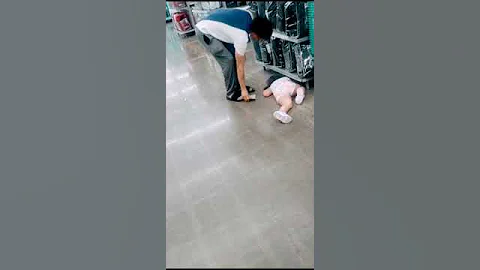 Toddler Throw Tantrum In Public! Bad Parenting!