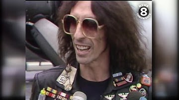 Alice Cooper arrives at Lindbergh Field in San Diego 1979