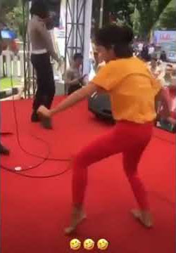 Lucu   ngakak Polwan gak kuat nahan ketawa liat joget cewek di depannya