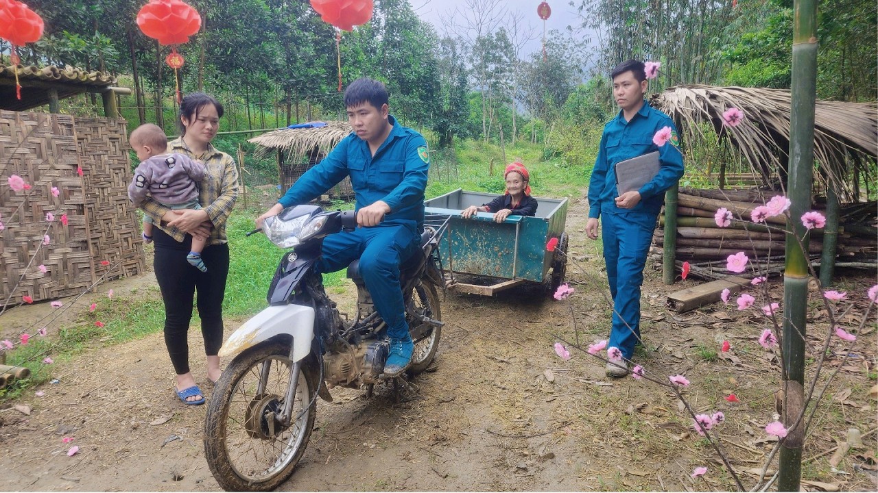 Police Unexpectedly Donate a Motorbike - My Life with My 80-Year-Old Blind Grandmother Changed