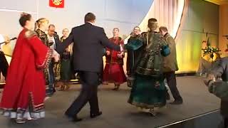 Нечасто можно увидеть, как танцует Владимир Путин, тем более под русские народные песни. Пресс-служб