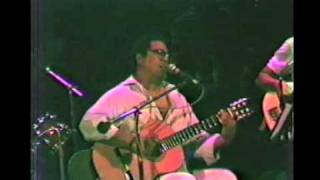 Video thumbnail of "Yo Me Quedo - Pablo Milanés en Puerto Rico, 1987"