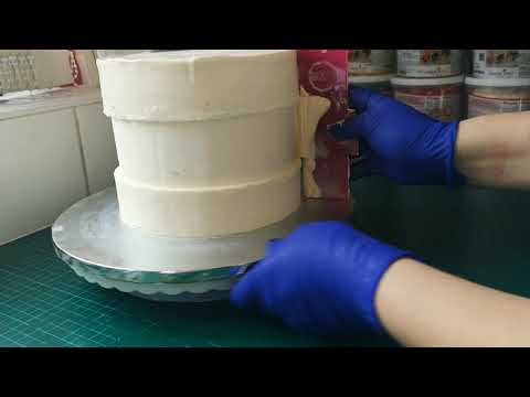 How to use Engraved Works cake combs (scrapers) to create Bico Embutido cake