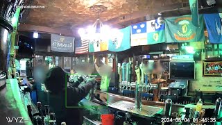 Armed thieves rob Chicago pub and its patrons in less than 1 minute