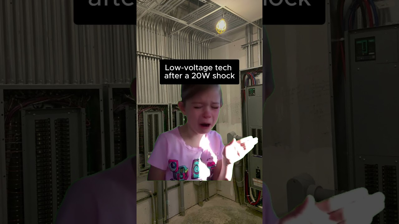 Рабочие, использующие высокое напряжение, построили разные конструкции 