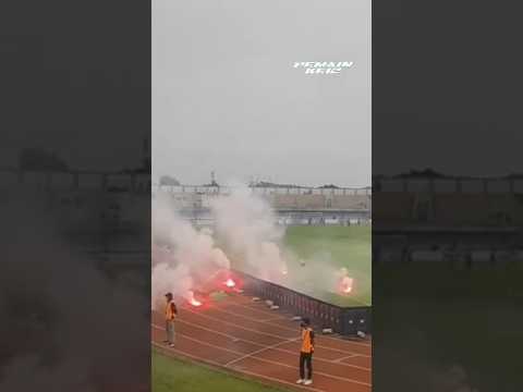 MARAH, SUPPORTER PERSITA LEMPAR FLARE KE DALAM LAPANGAN SAAT PERSITA VS BORNEO FC