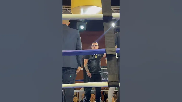 OSMANI GARCA SALIENDO AL RING CON YORDAN BARRERA