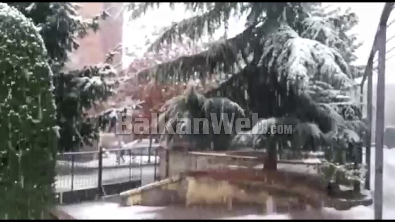 Nis dhe në qytet, pamje nga flokët e parë të borës në Korçë